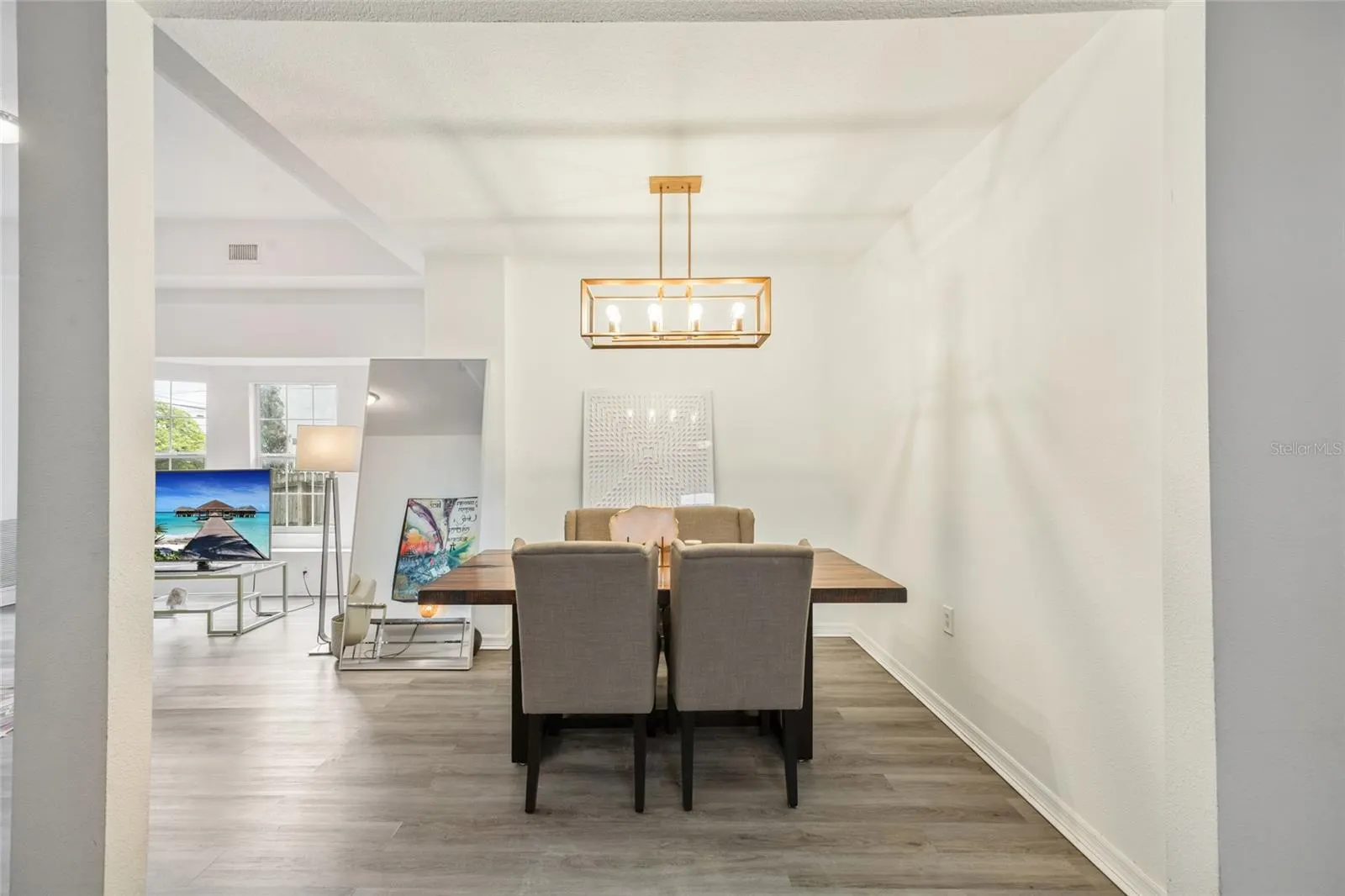 105 W COLUMBUS DR
