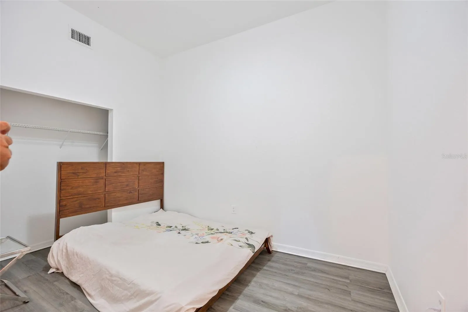 105 W COLUMBUS DR