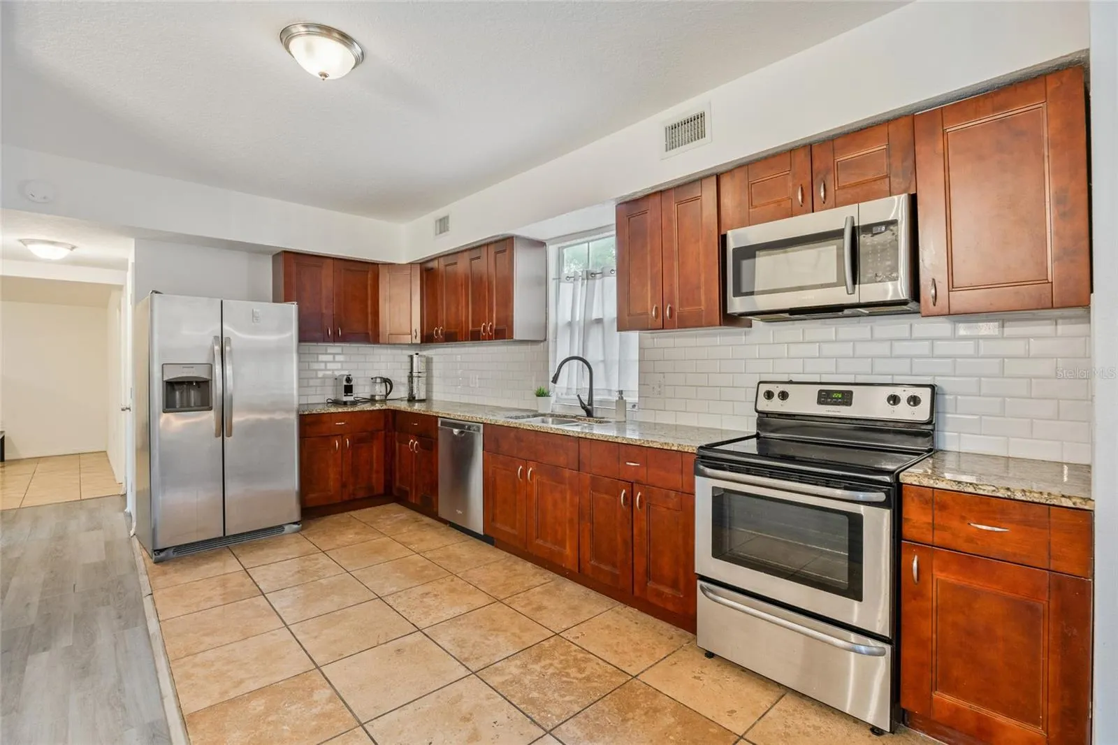 105 W COLUMBUS DR