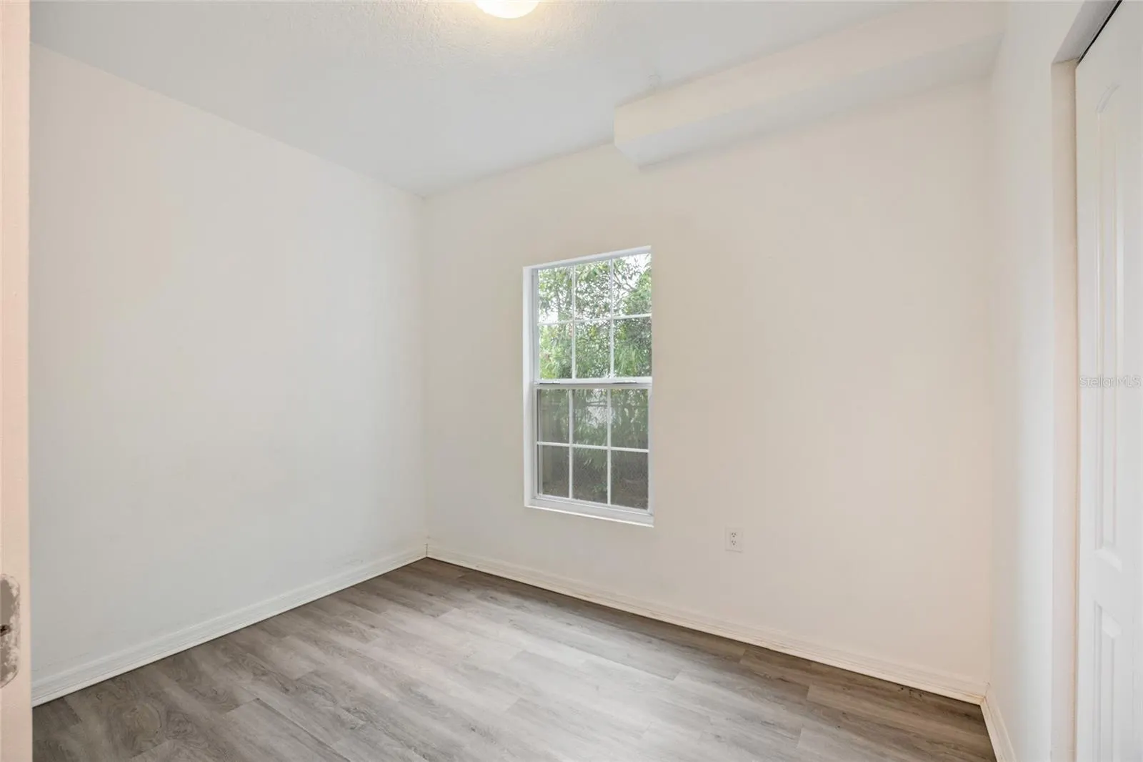 105 W COLUMBUS DR