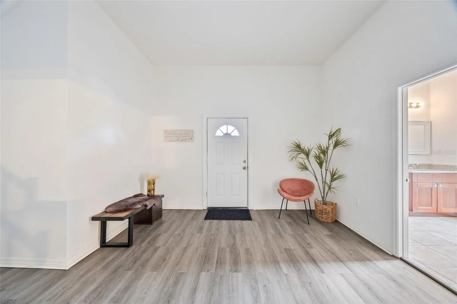 105 W COLUMBUS DR