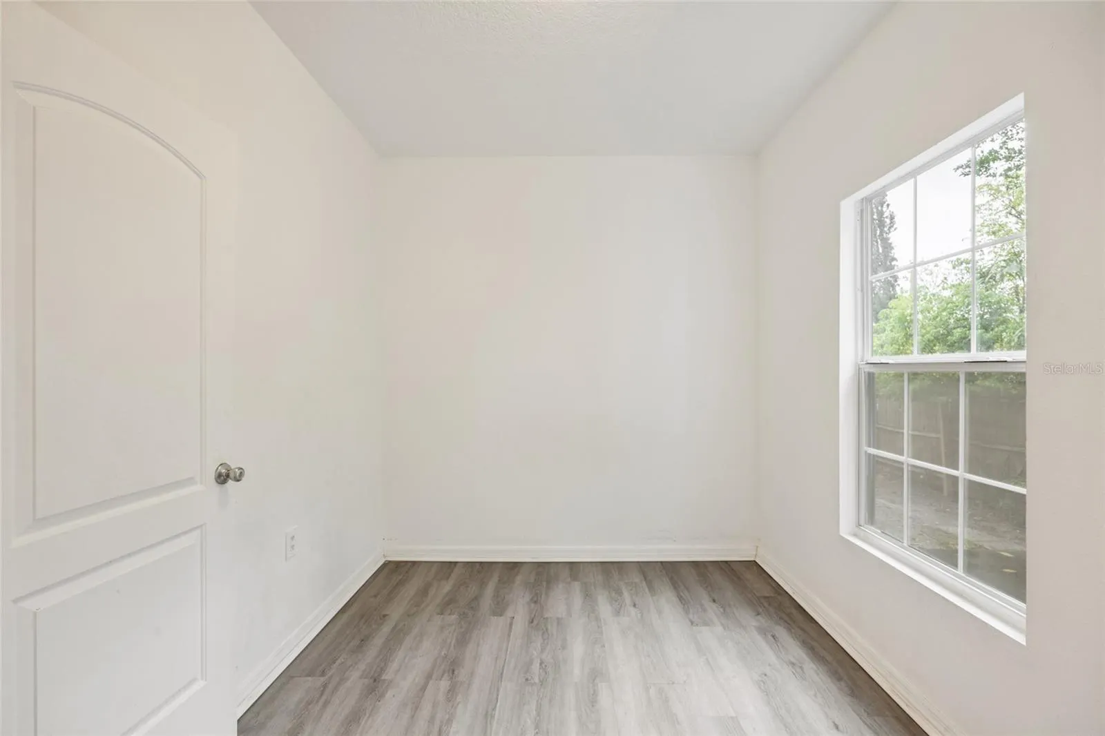 105 W COLUMBUS DR