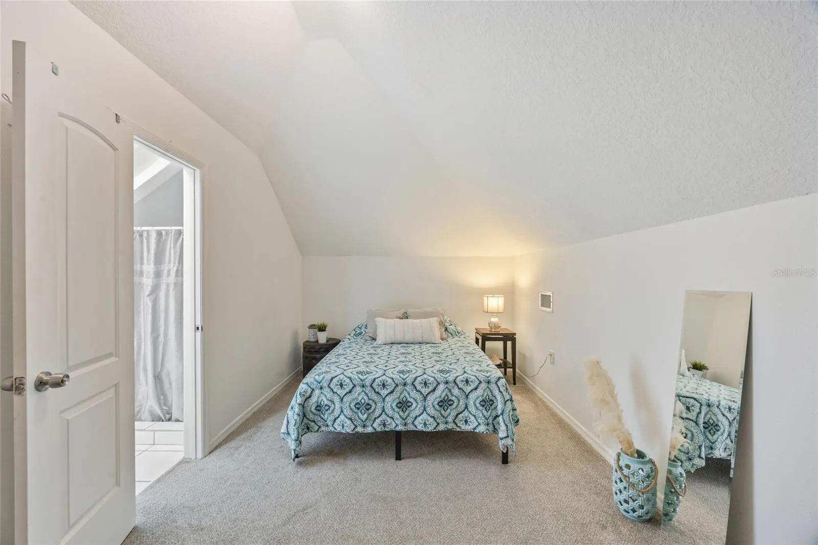 105 W COLUMBUS DR