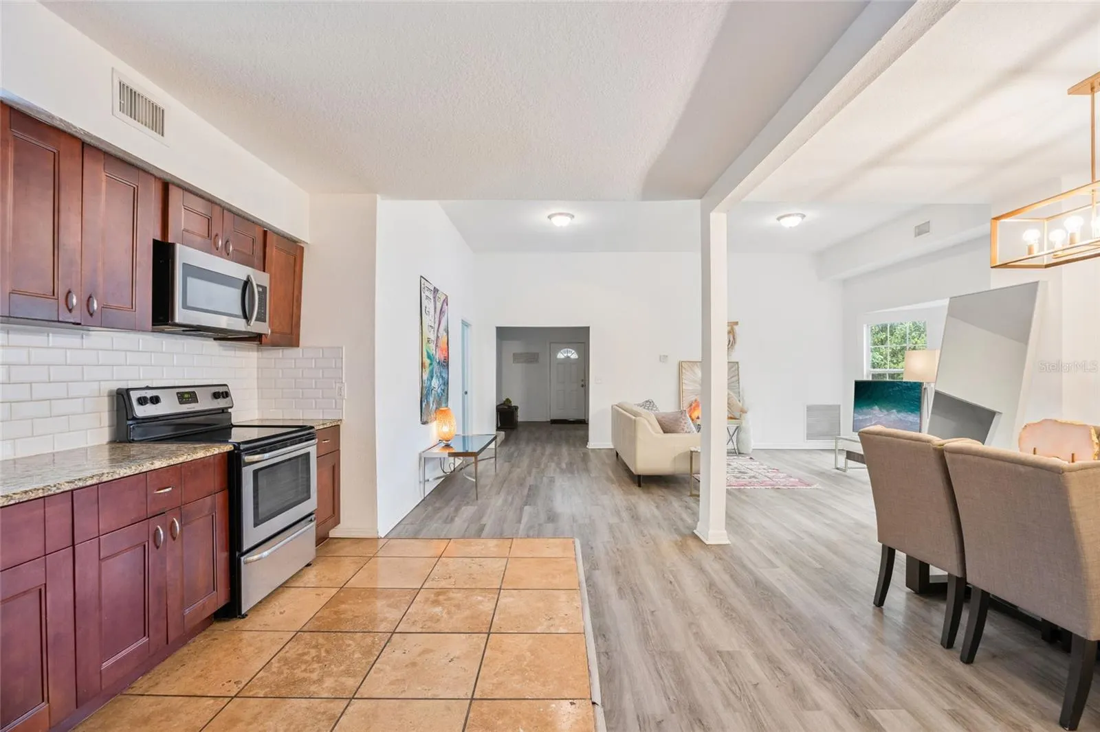 105 W COLUMBUS DR