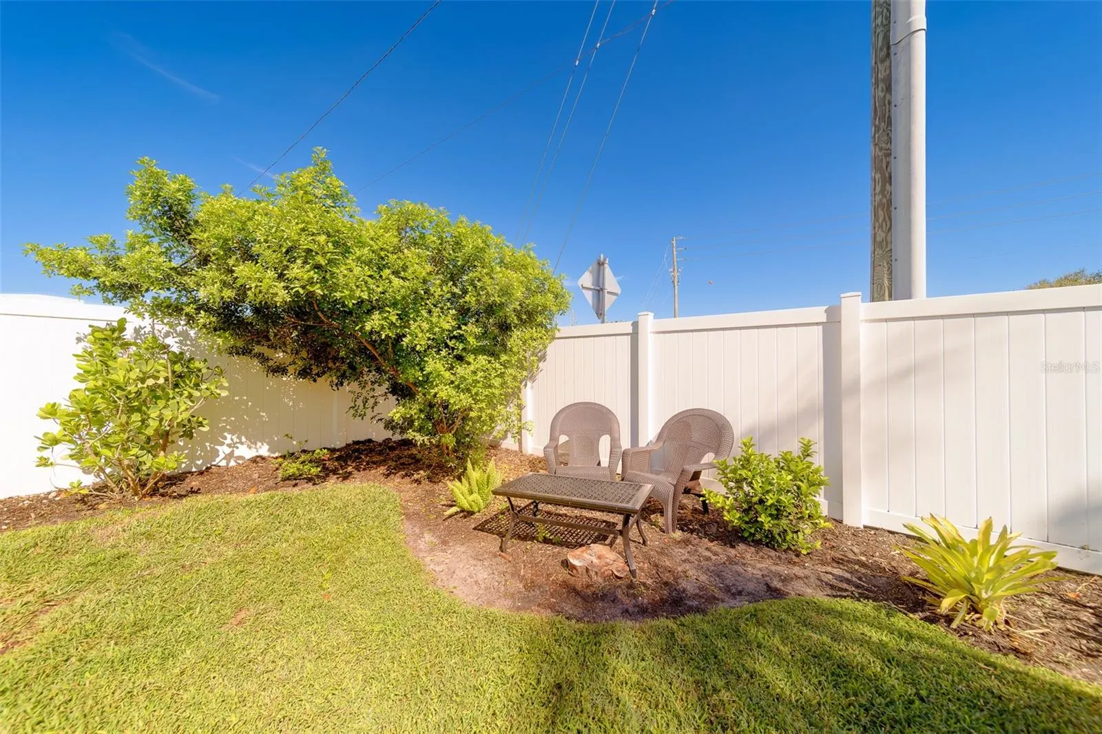 1040 PALM DR