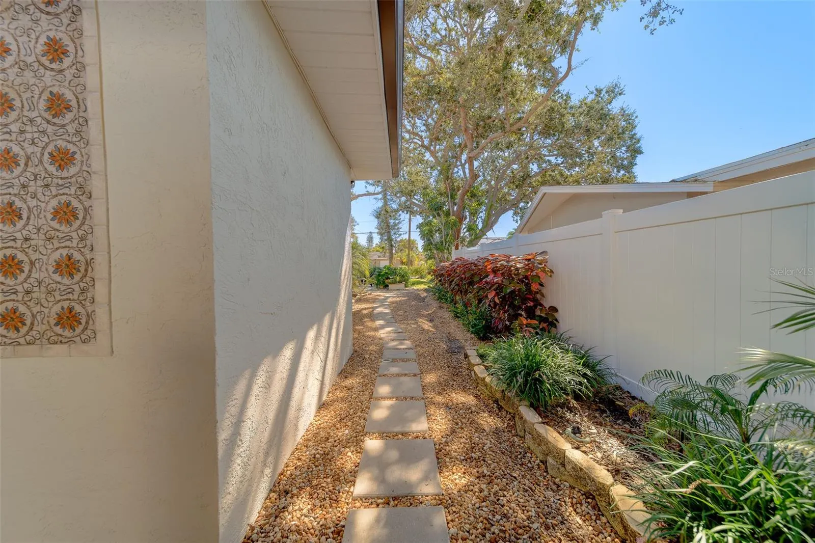 1040 PALM DR