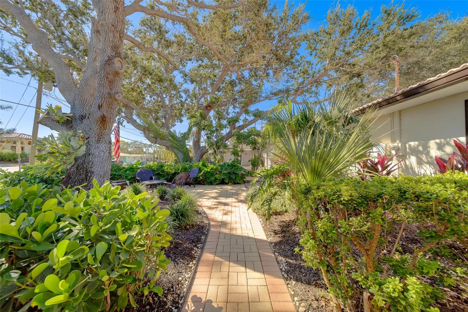 1040 PALM DR