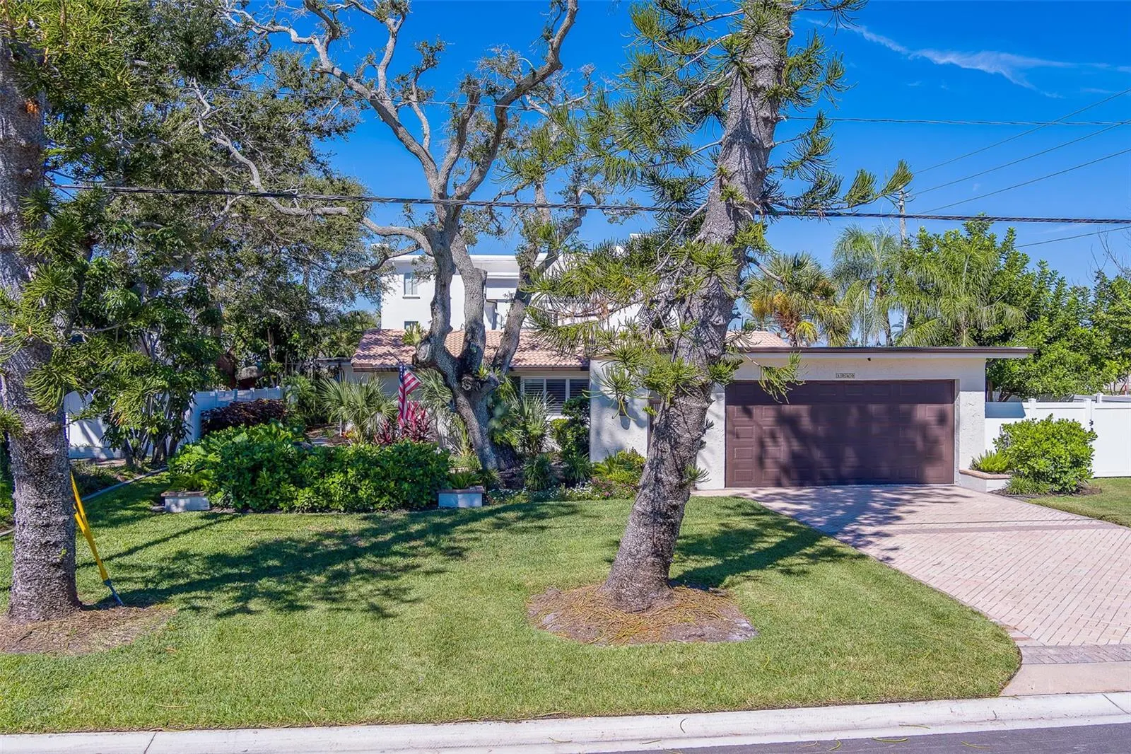 1040 PALM DR