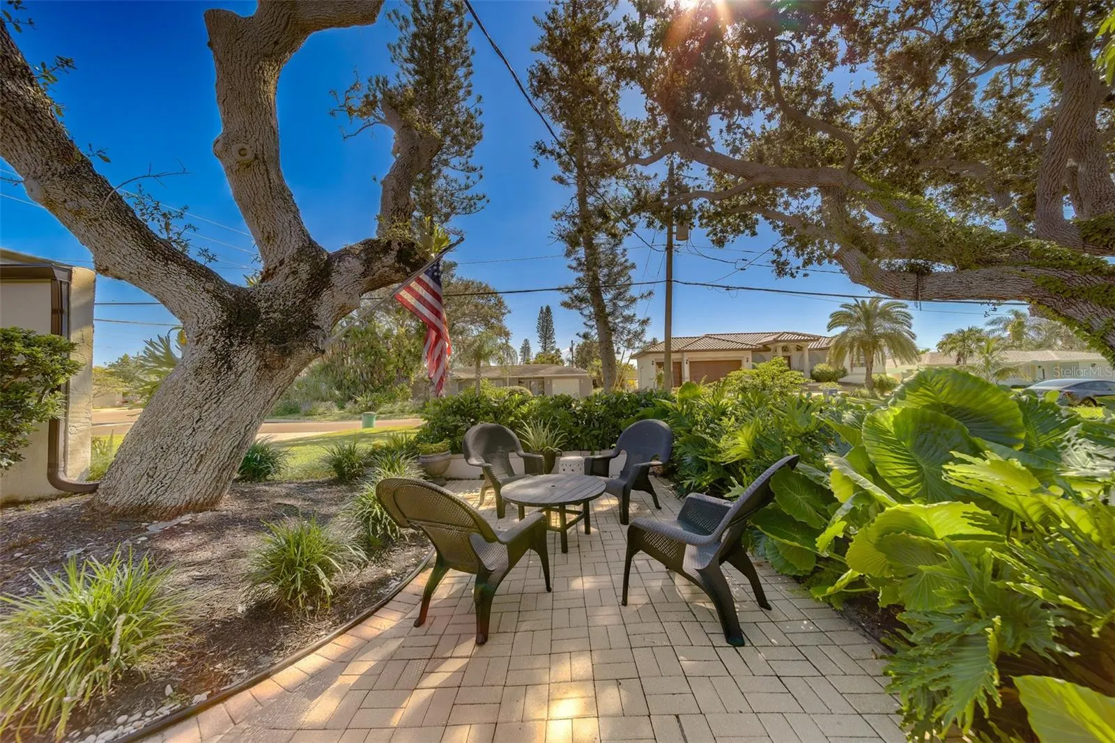 1040 PALM DR
