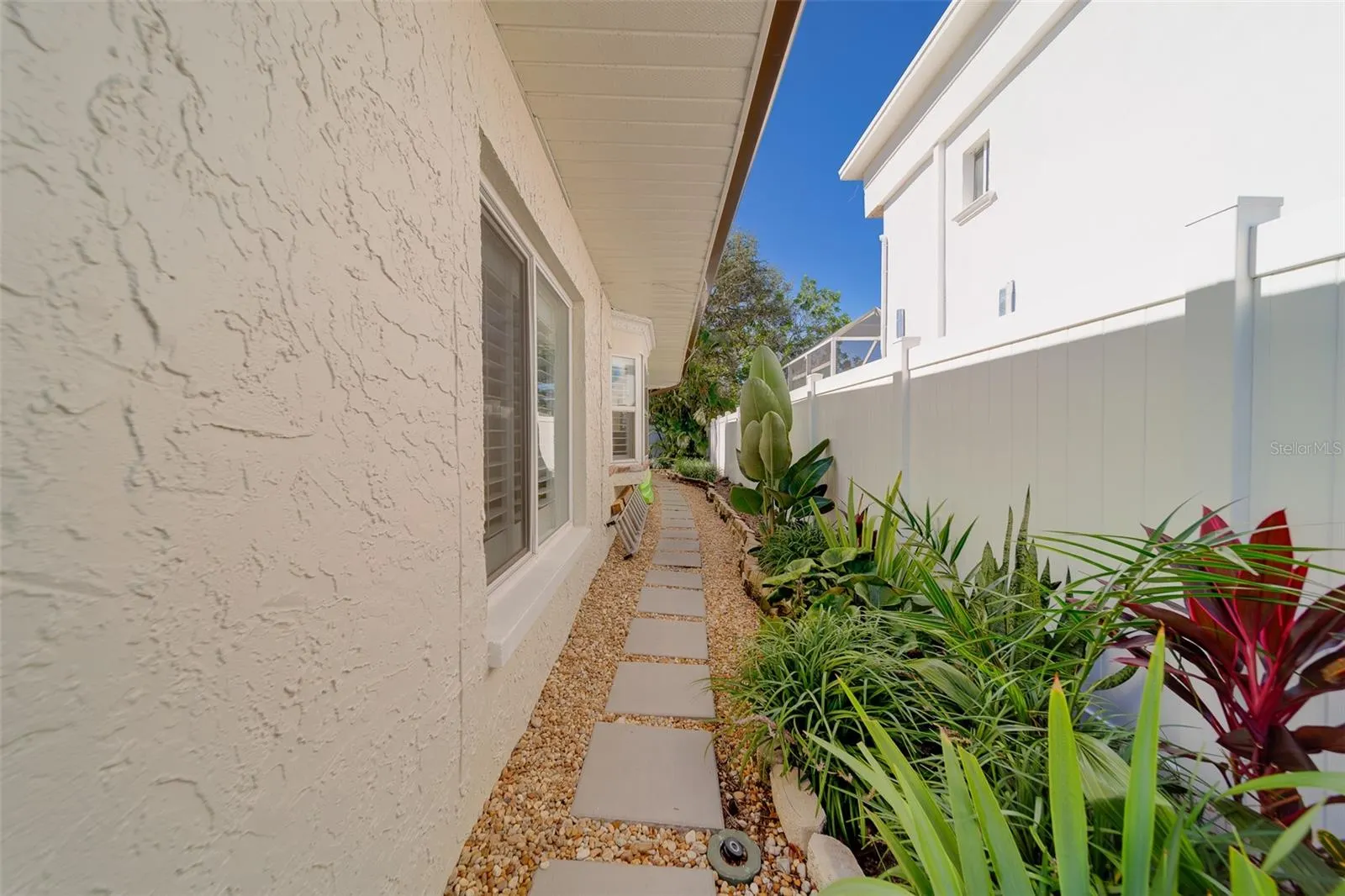 1040 PALM DR