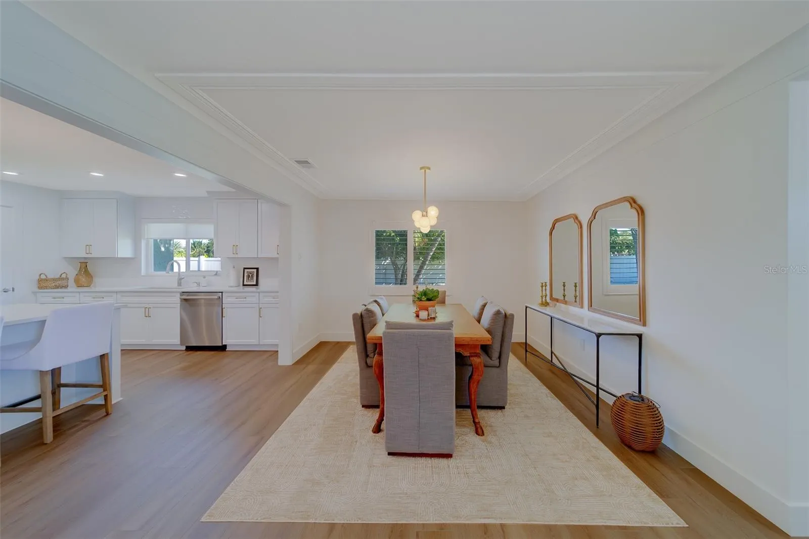 1040 PALM DR