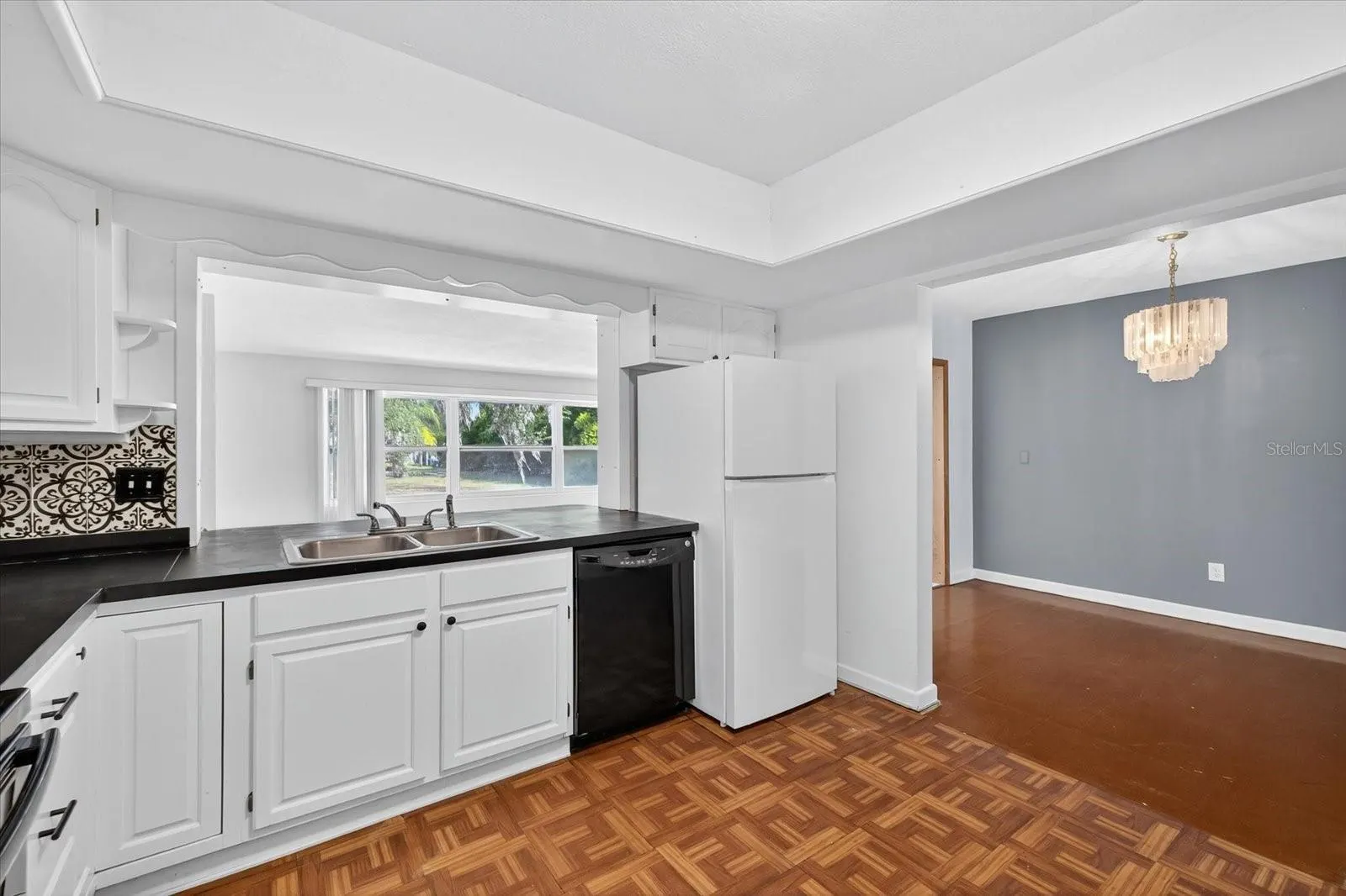 215 EDGEWATER DR