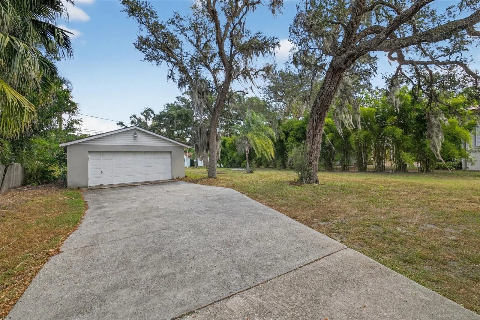 215 EDGEWATER DR