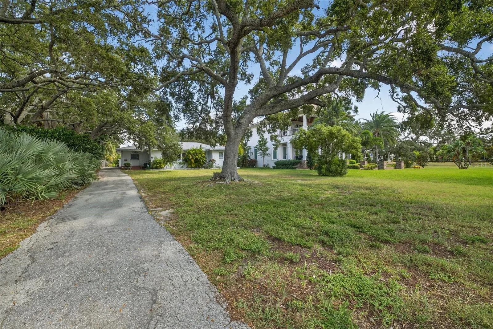 215 EDGEWATER DR