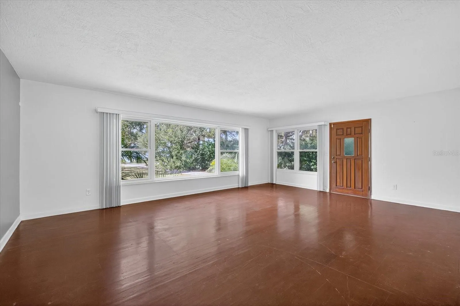 215 EDGEWATER DR