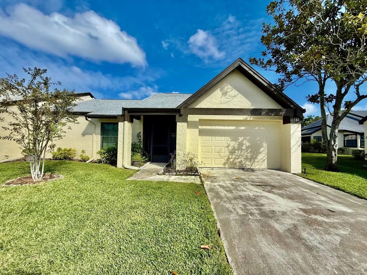 940 ROSEWOOD LN
