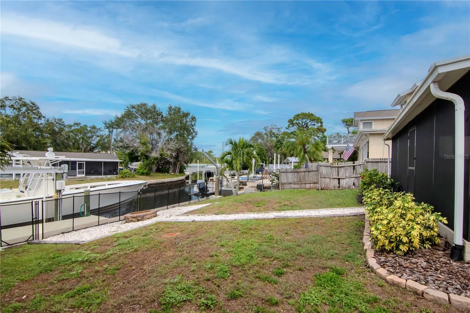 415 CROSSWINDS DR