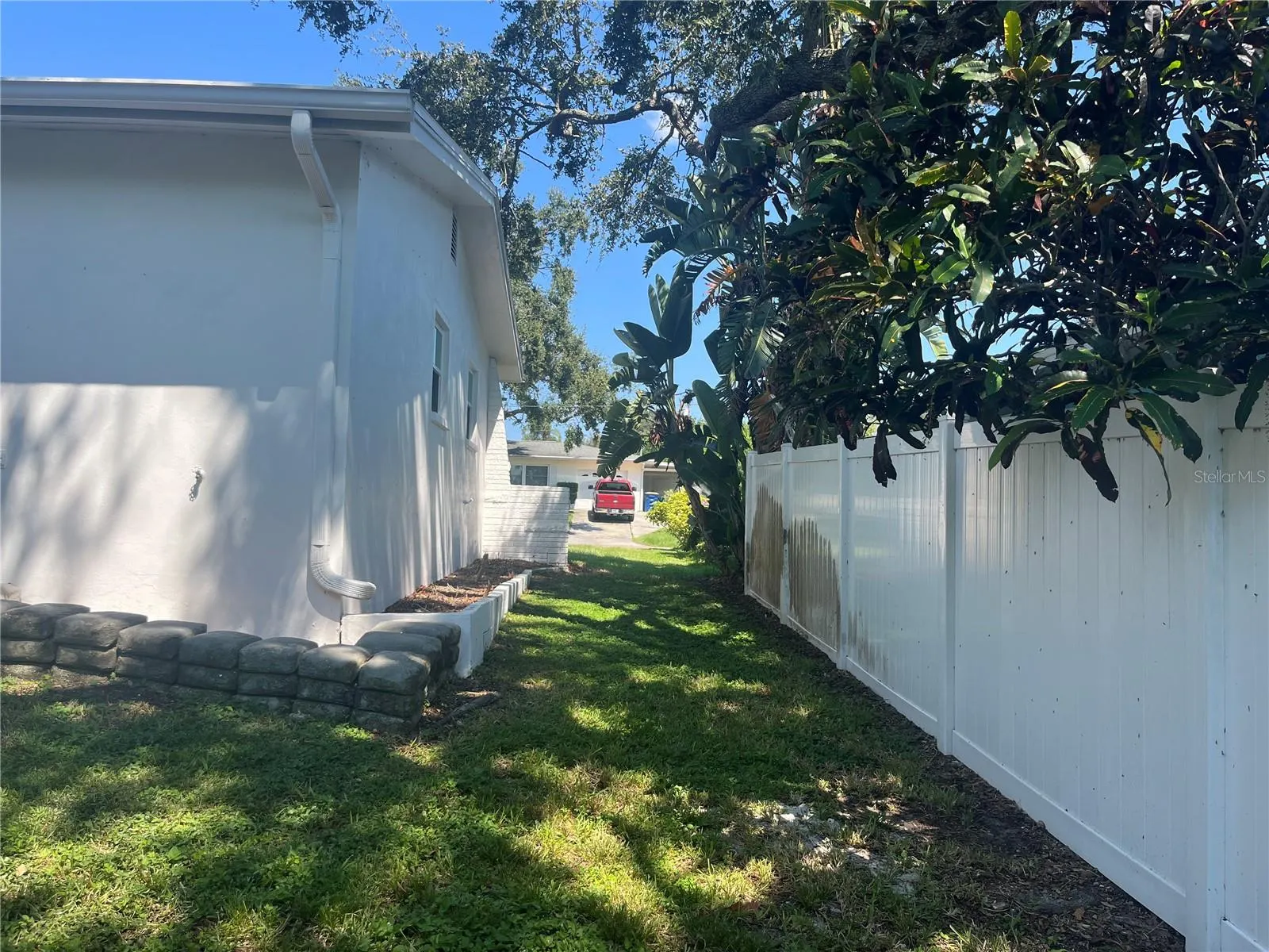 2017 REBECCA DR
