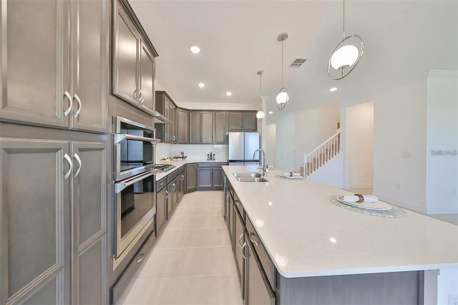 933 SIGNET DR