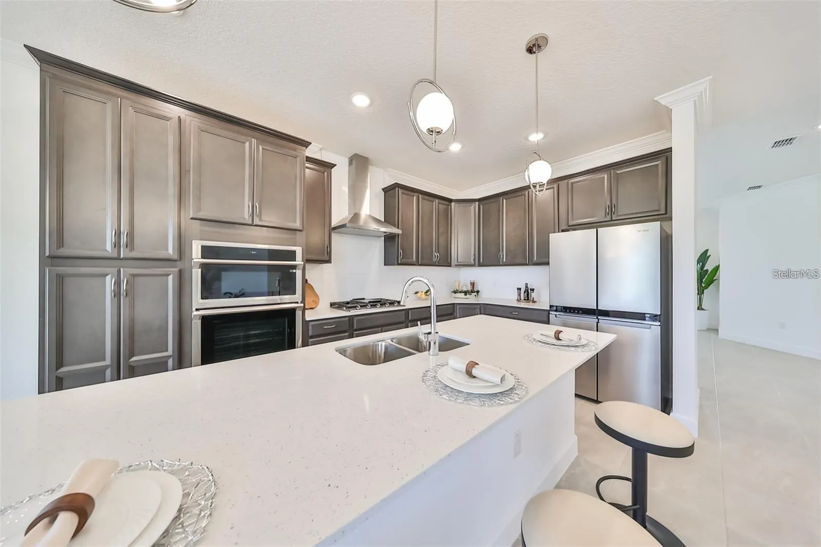 933 SIGNET DR