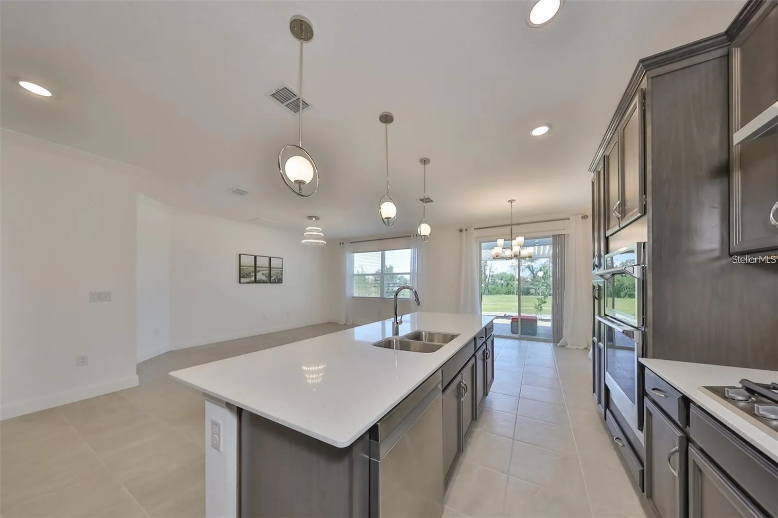 933 SIGNET DR