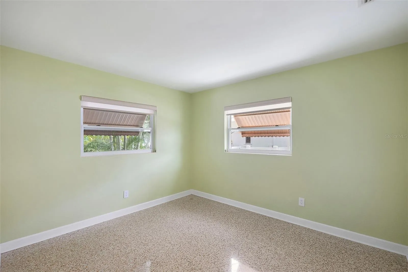 2199 SUNSET CIR
