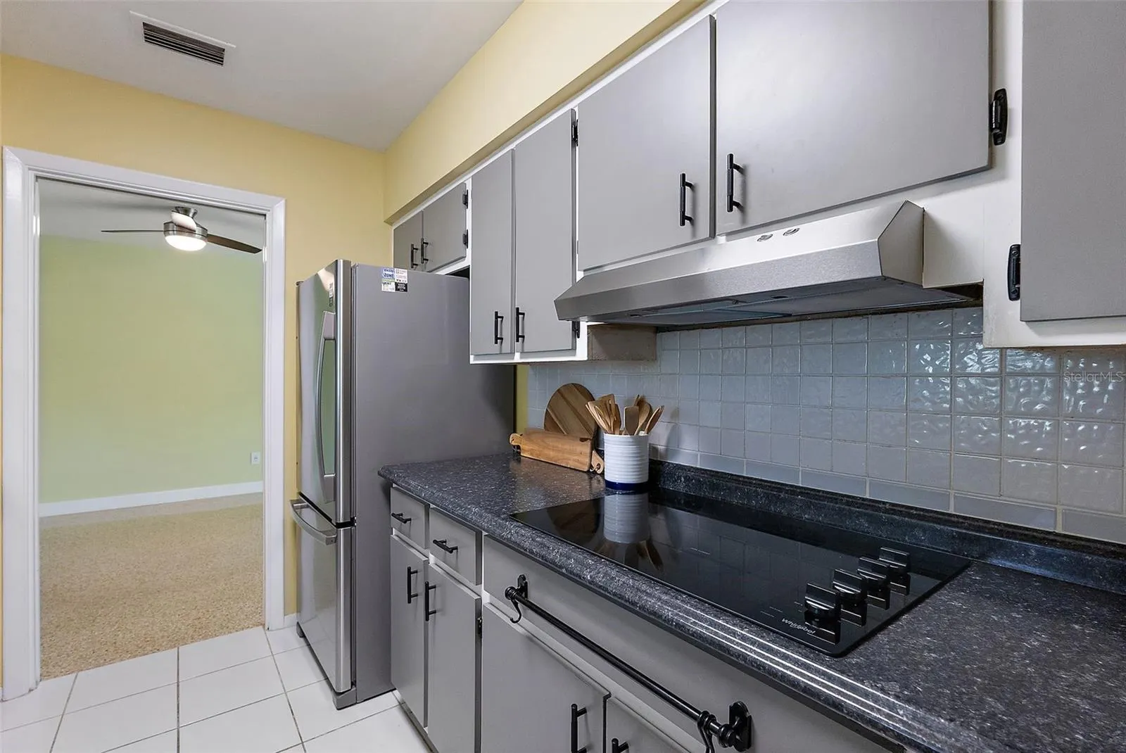 2199 SUNSET CIR