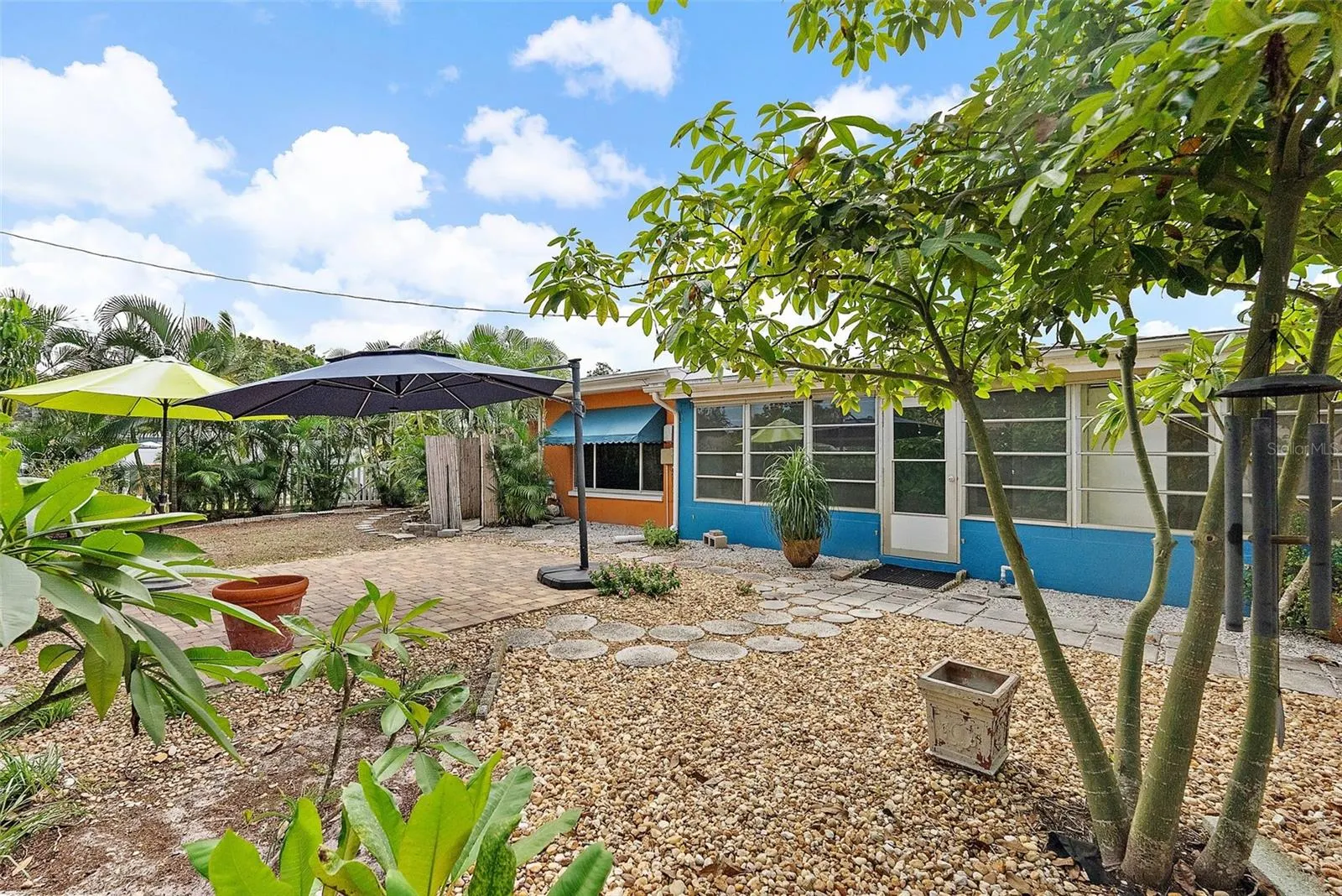 2199 SUNSET CIR