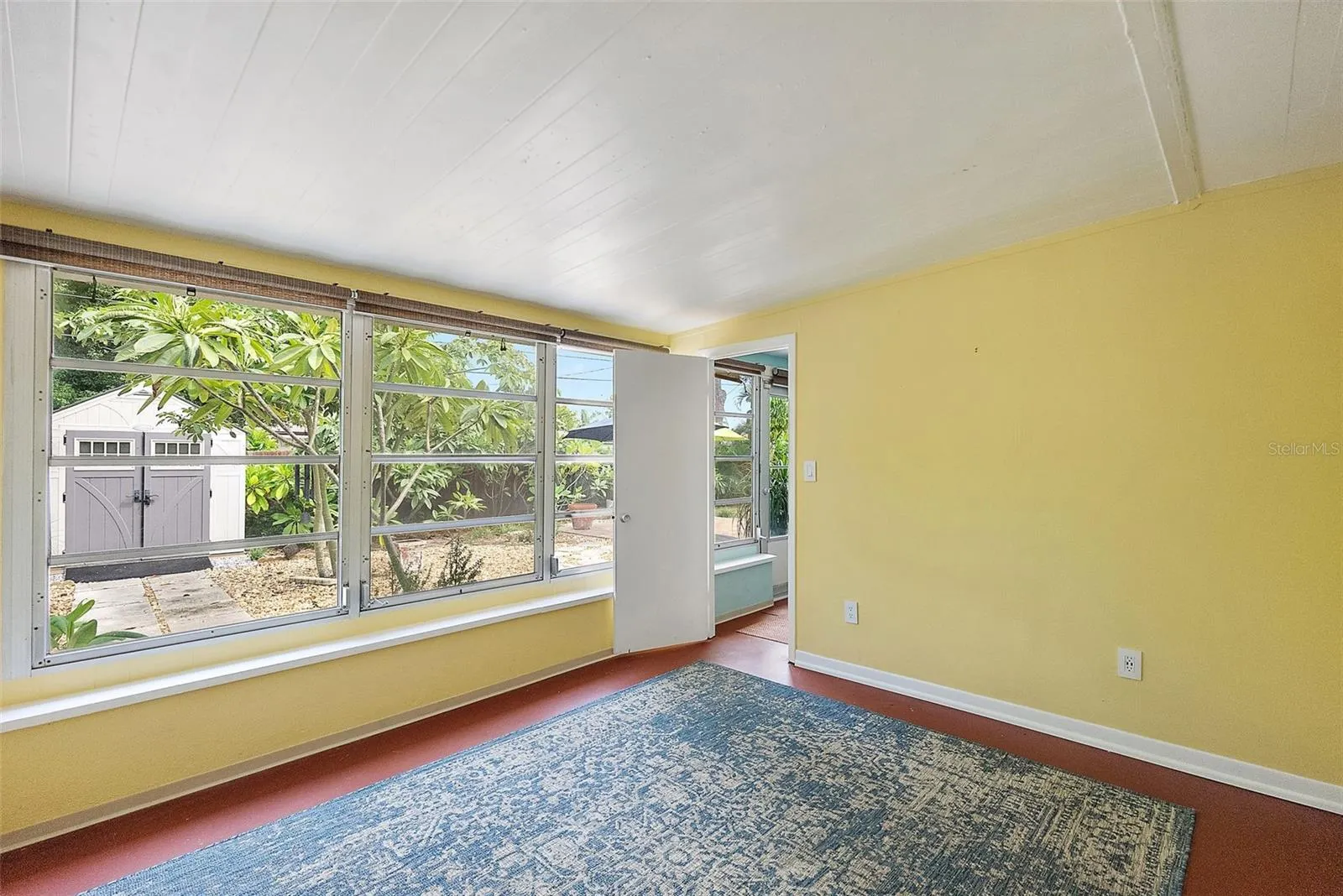 2199 SUNSET CIR