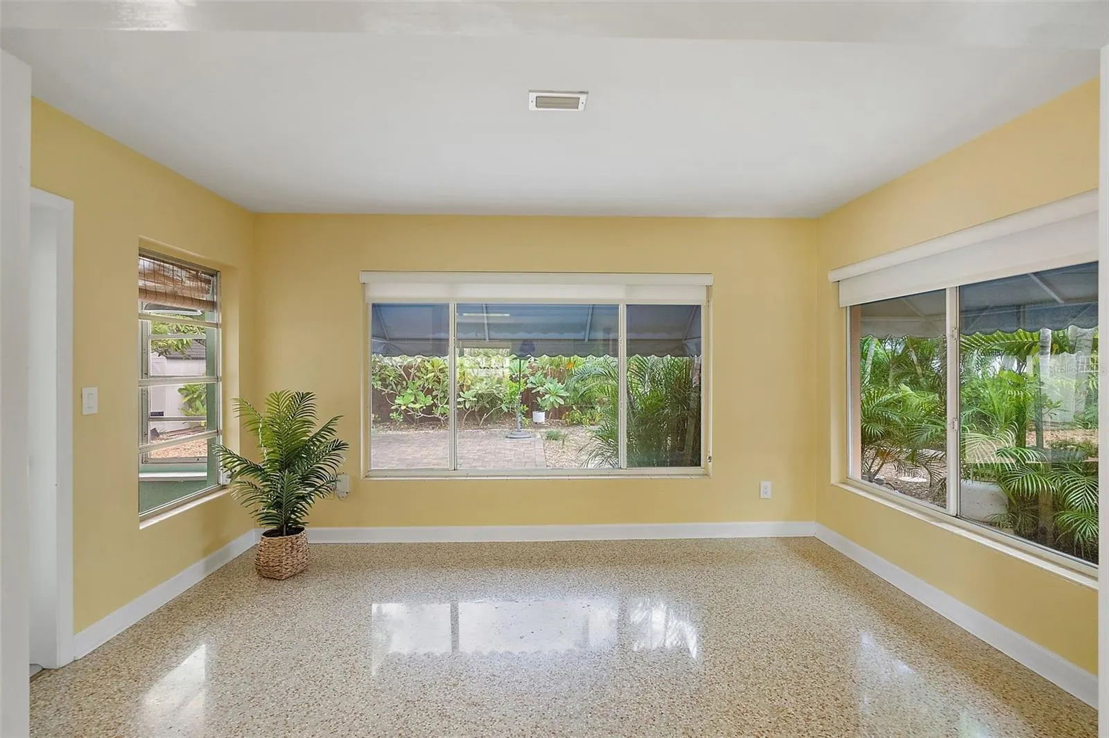 2199 SUNSET CIR
