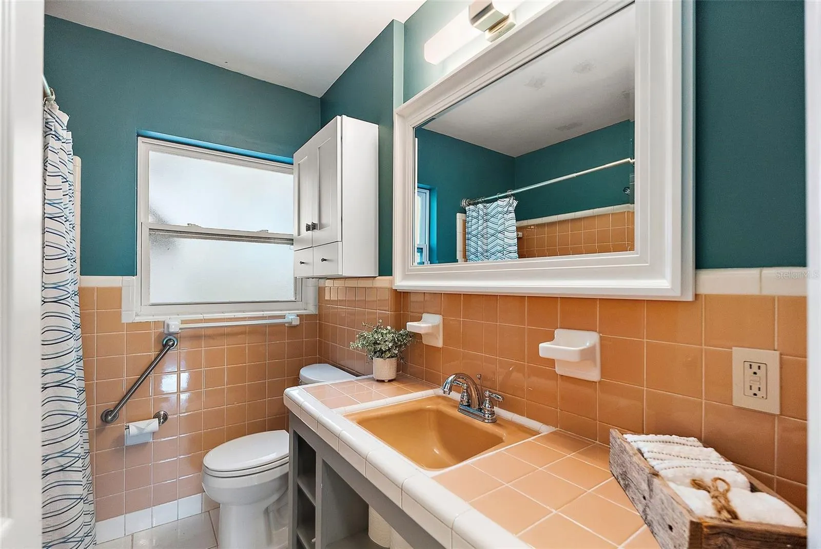 2199 SUNSET CIR