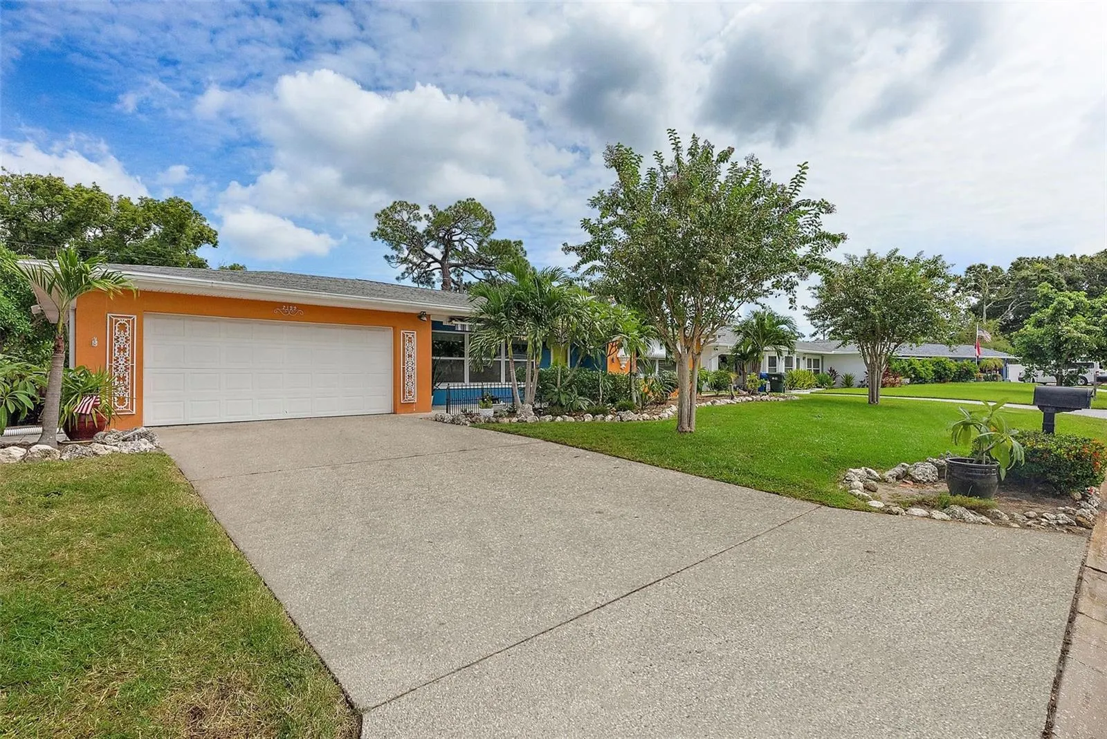2199 SUNSET CIR