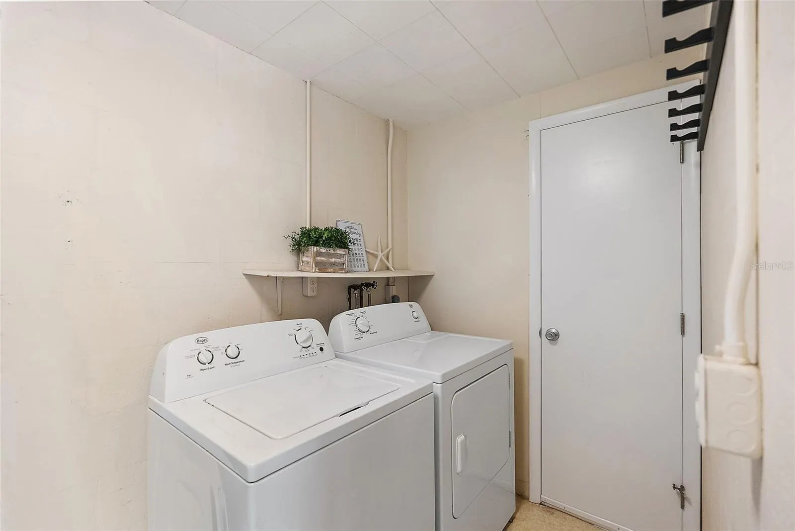 2199 SUNSET CIR