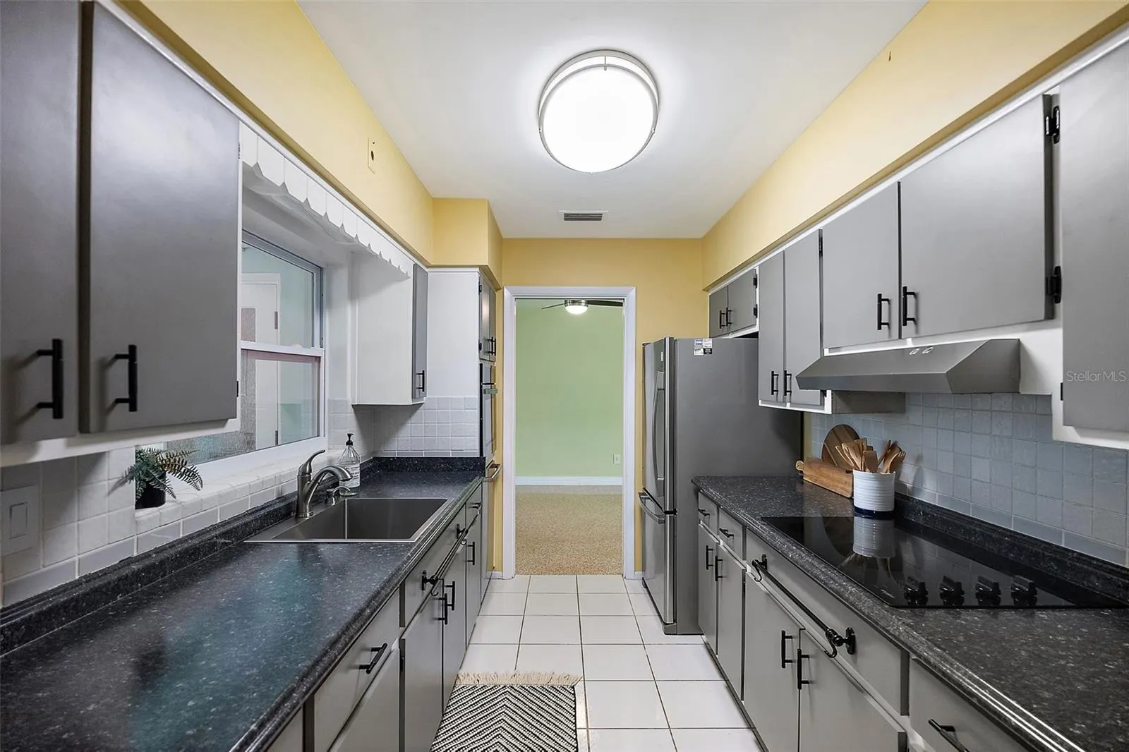 2199 SUNSET CIR