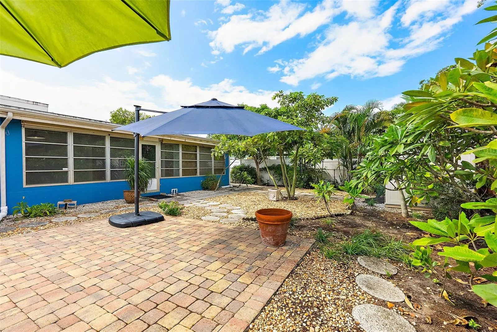 2199 SUNSET CIR
