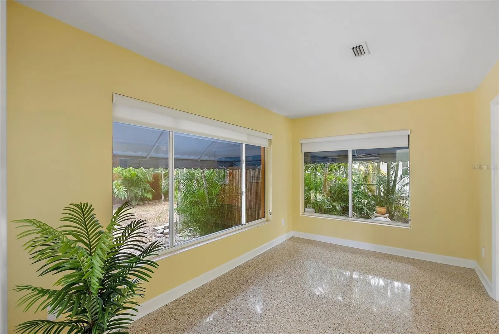 2199 SUNSET CIR