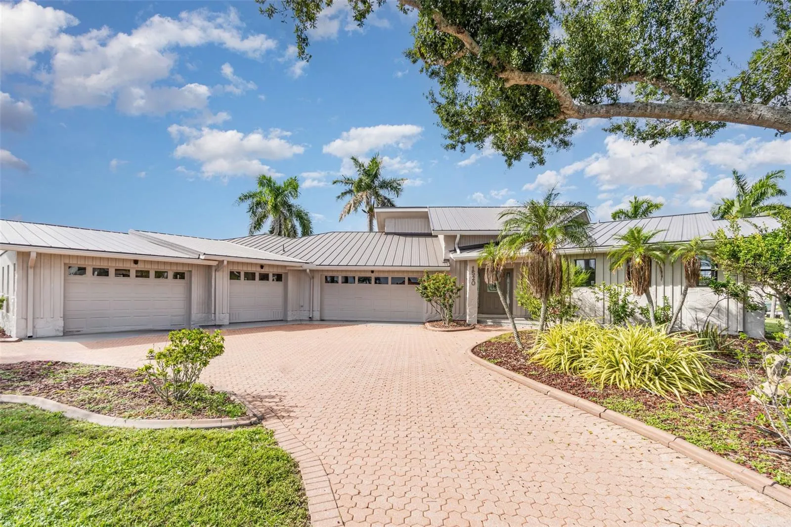 1520 COLUMBIAN DR