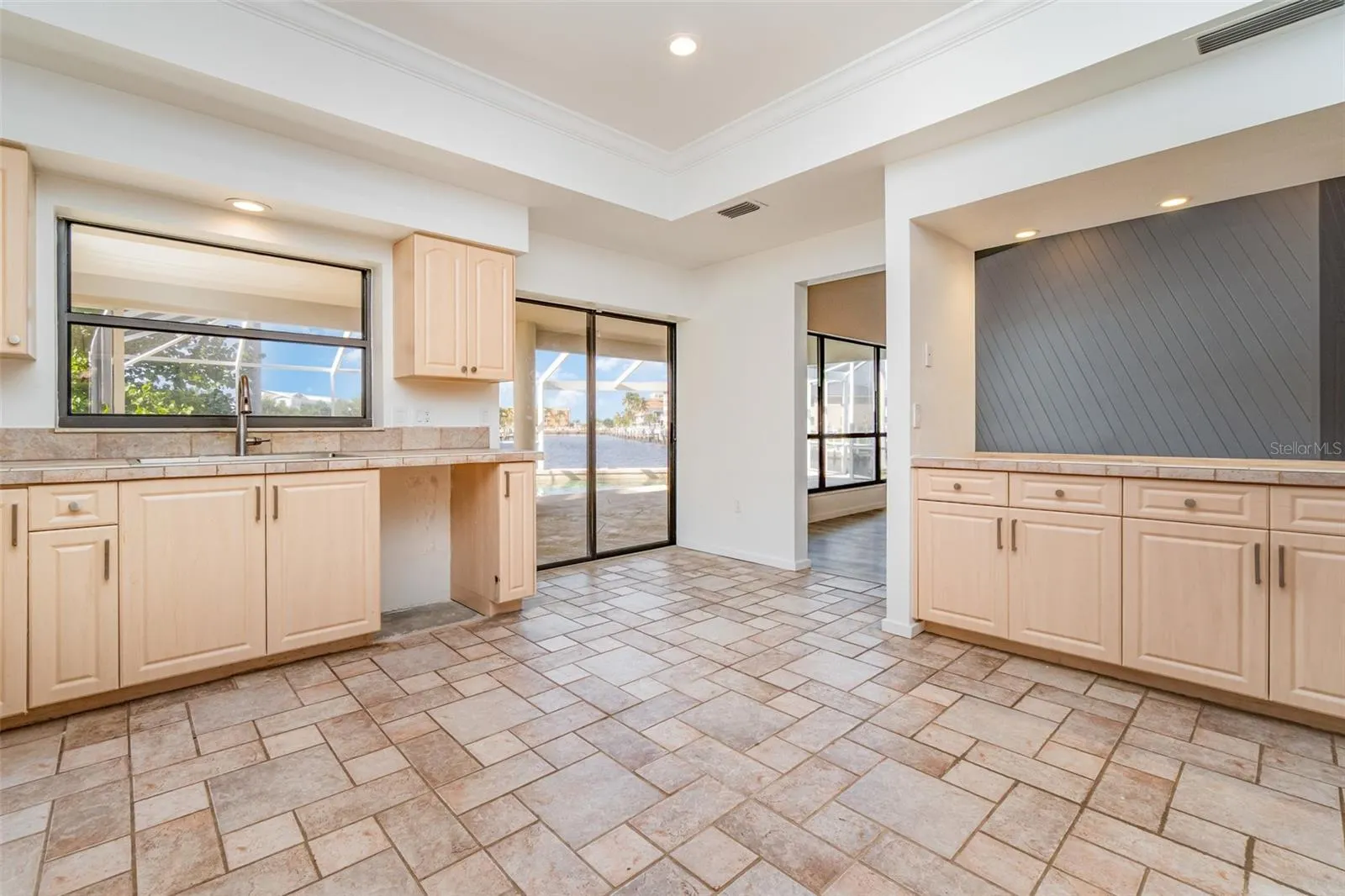 1520 COLUMBIAN DR