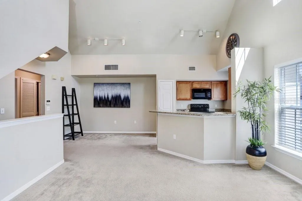 5560 ROSEHILL RD #201, #201