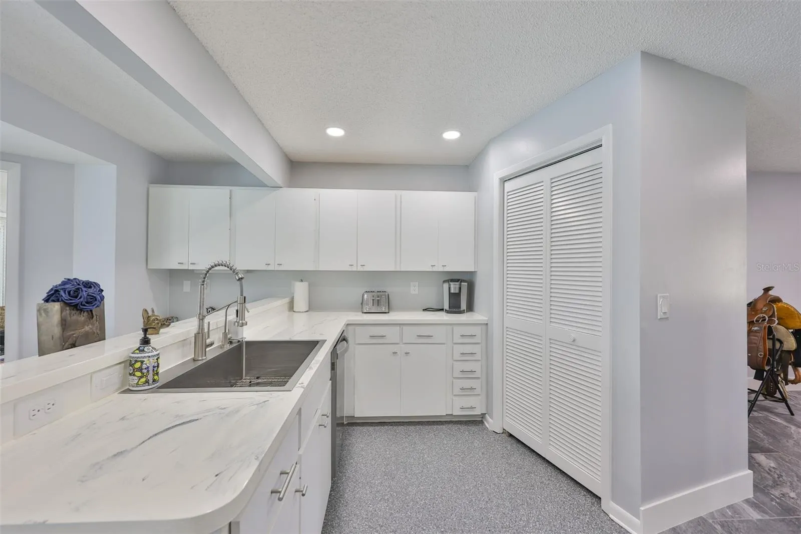 2022 E VIEW DR