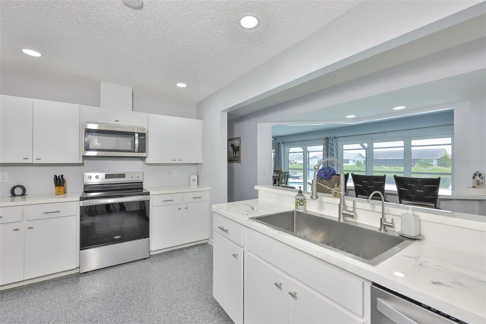 2022 E VIEW DR