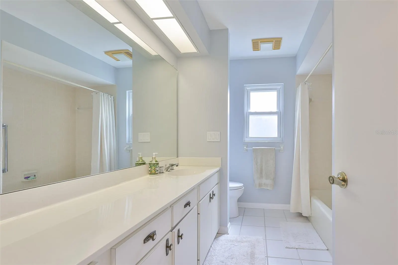 2022 E VIEW DR