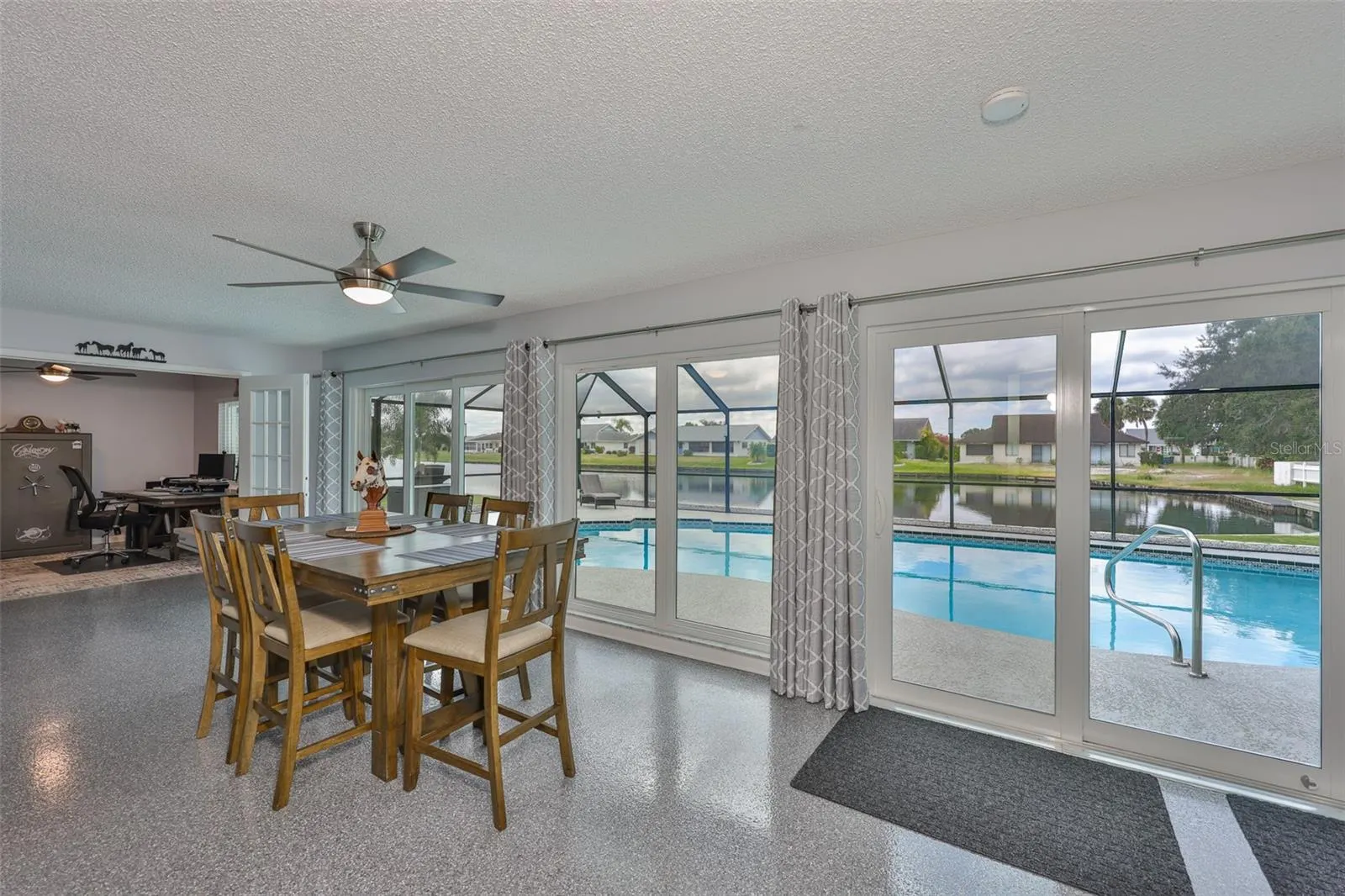 2022 E VIEW DR