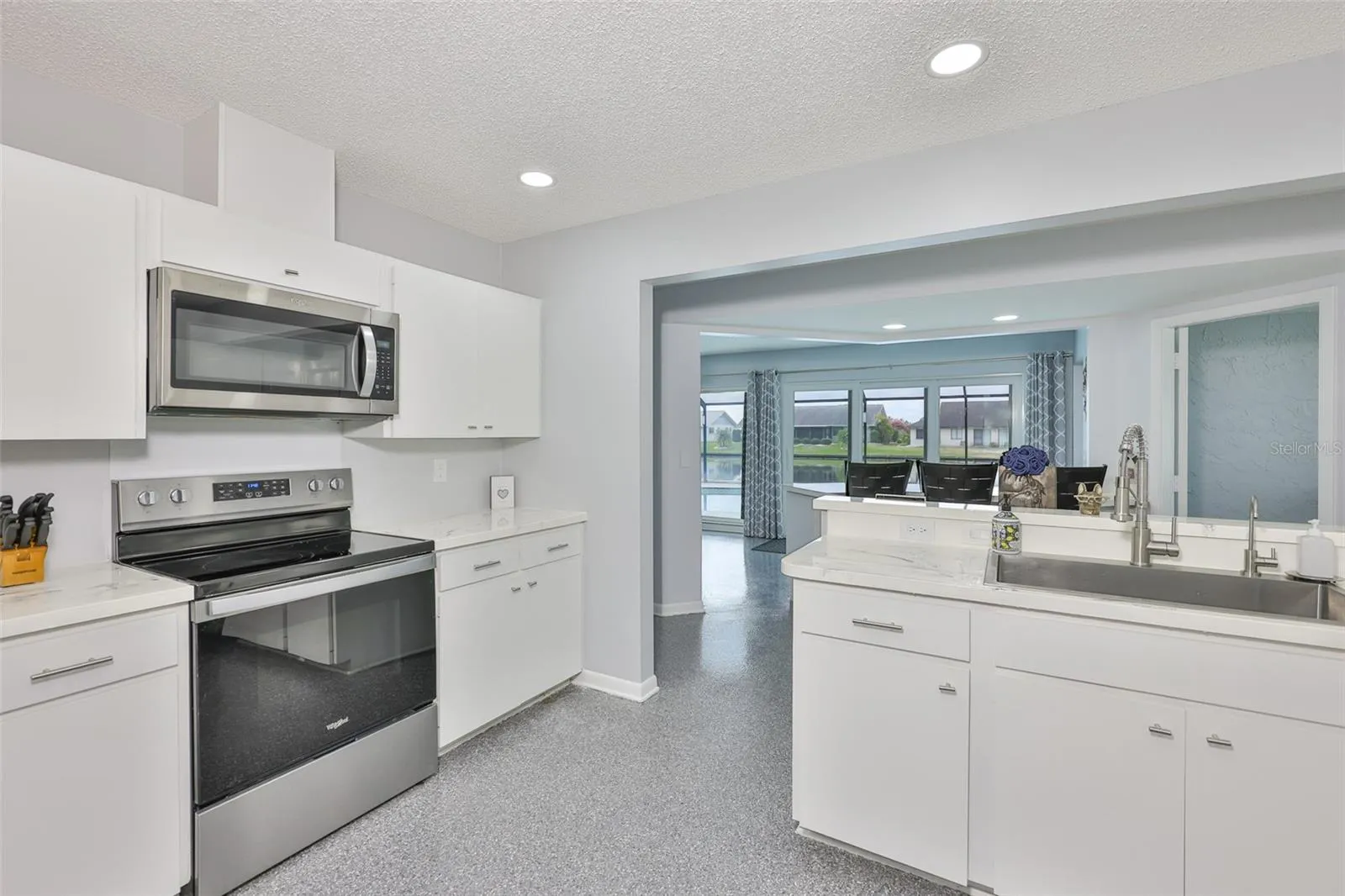 2022 E VIEW DR