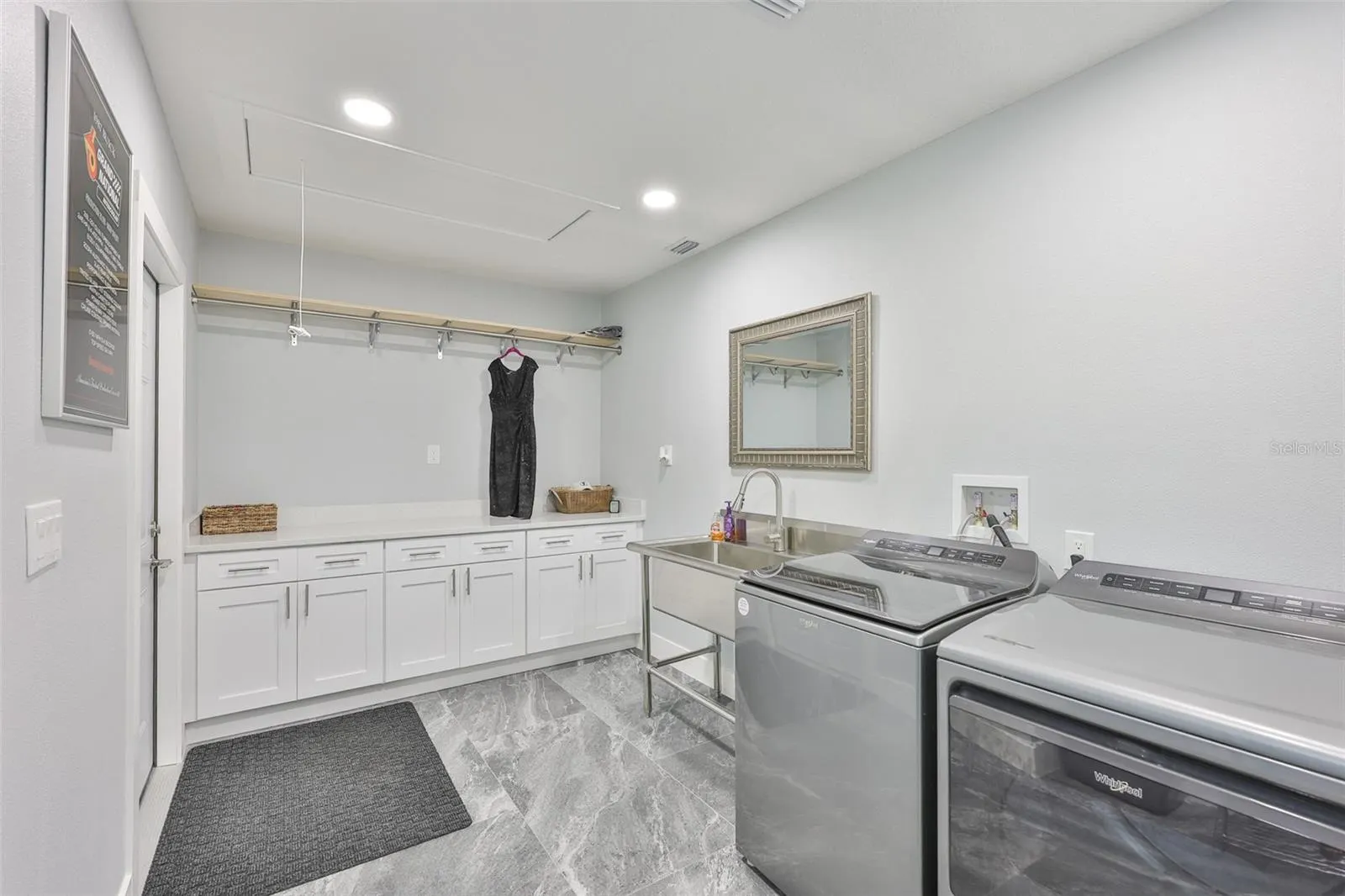 2022 E VIEW DR
