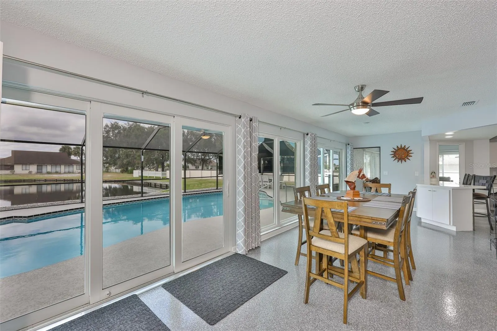 2022 E VIEW DR