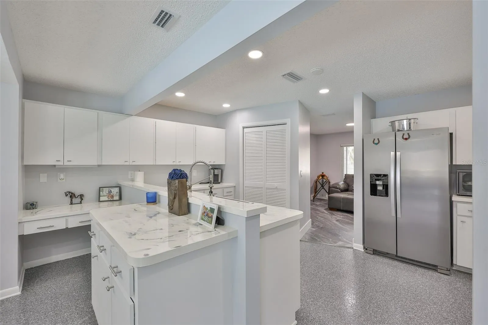 2022 E VIEW DR