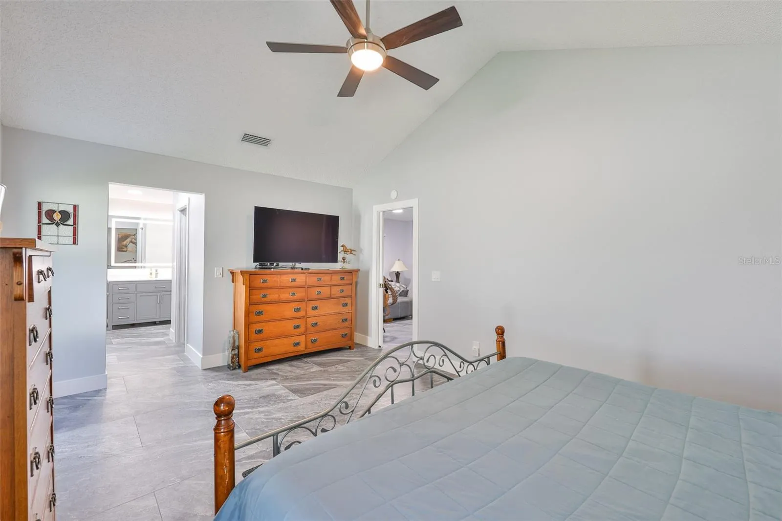 2022 E VIEW DR