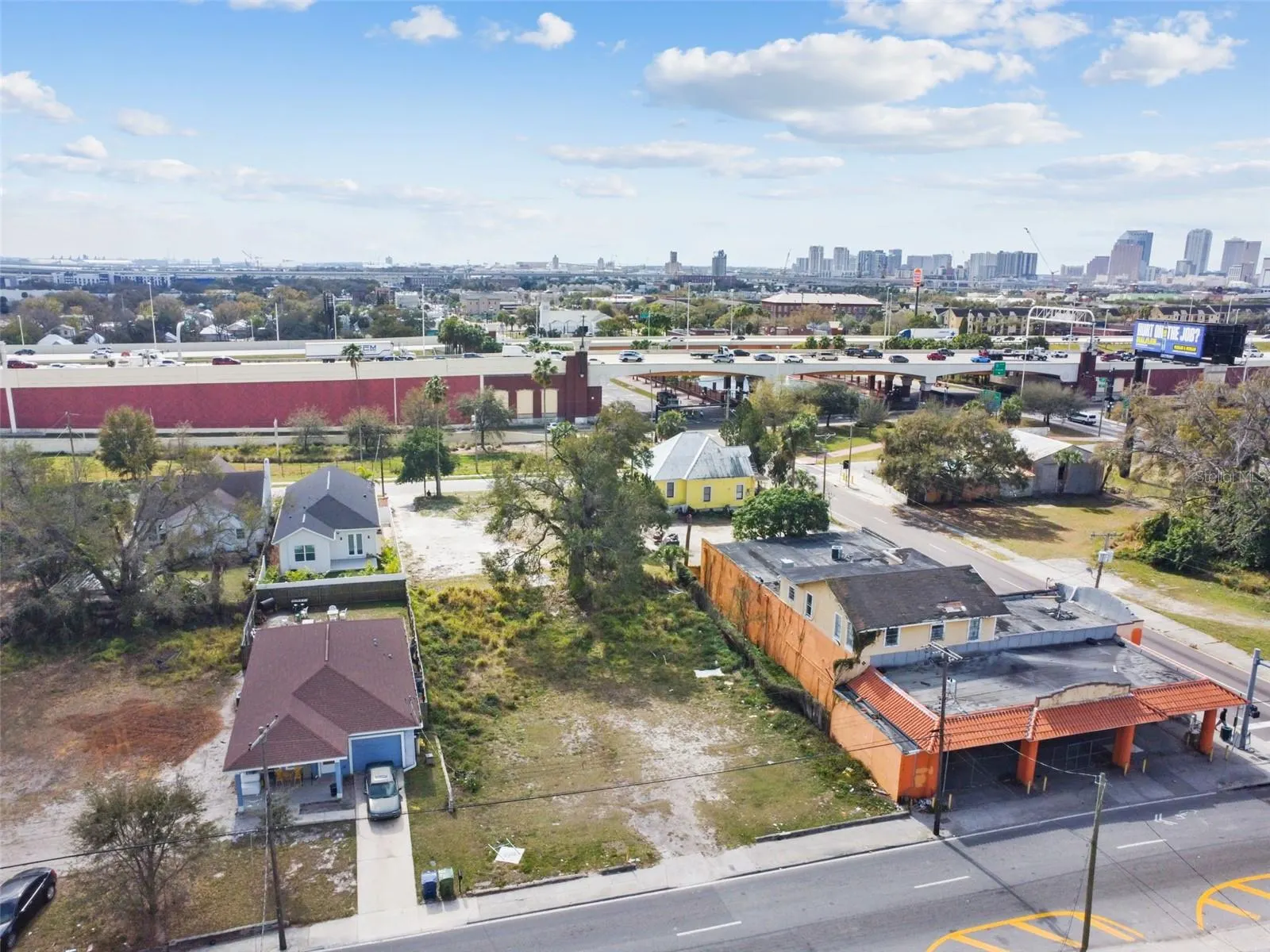 2213 E COLUMBUS DR