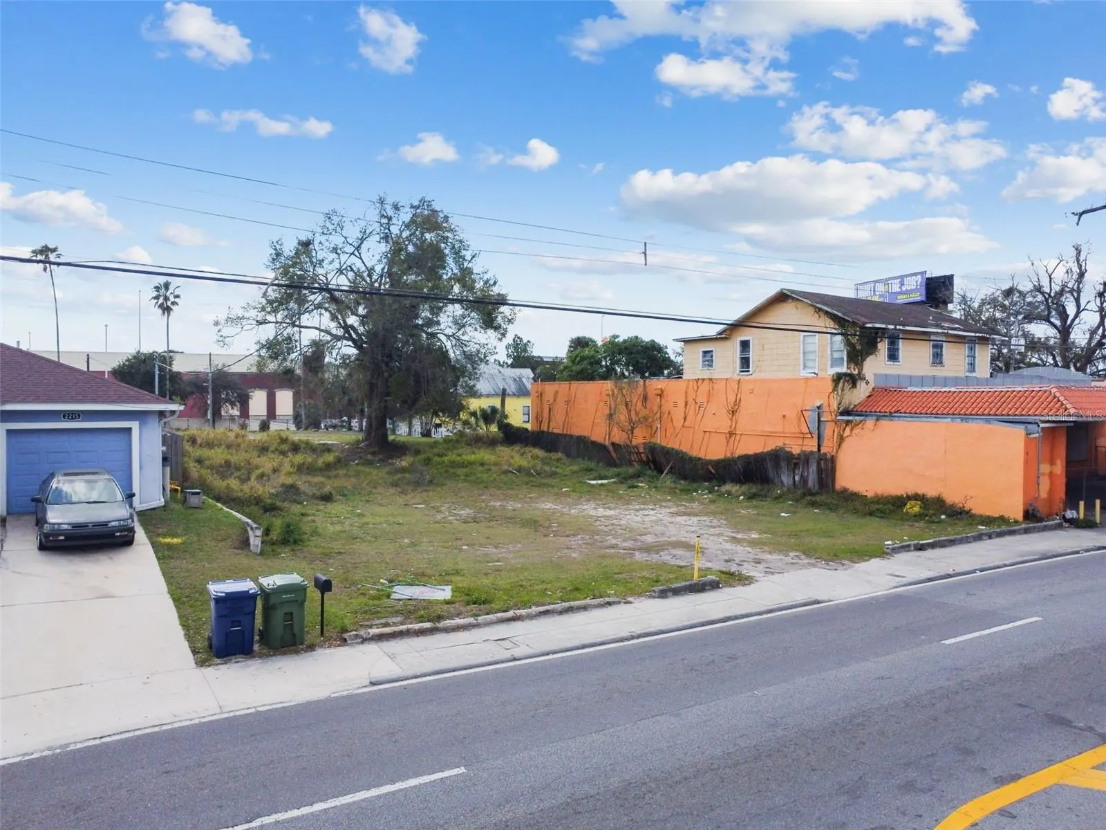 2213 E COLUMBUS DR